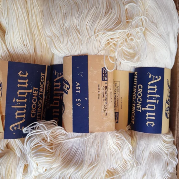 20 Antique Lily Crochet Yarn in Cream - Picture 3 of 6